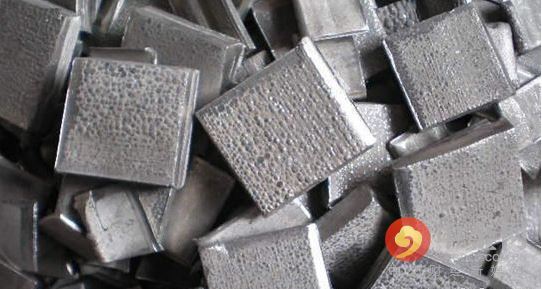 5月期鎳連續(xù)第三個月下跌，周四觸及去年6月來最低水準(zhǔn)每噸8,810美元，今年迄今下跌12%，是跌幅最大的主要基本金屬。